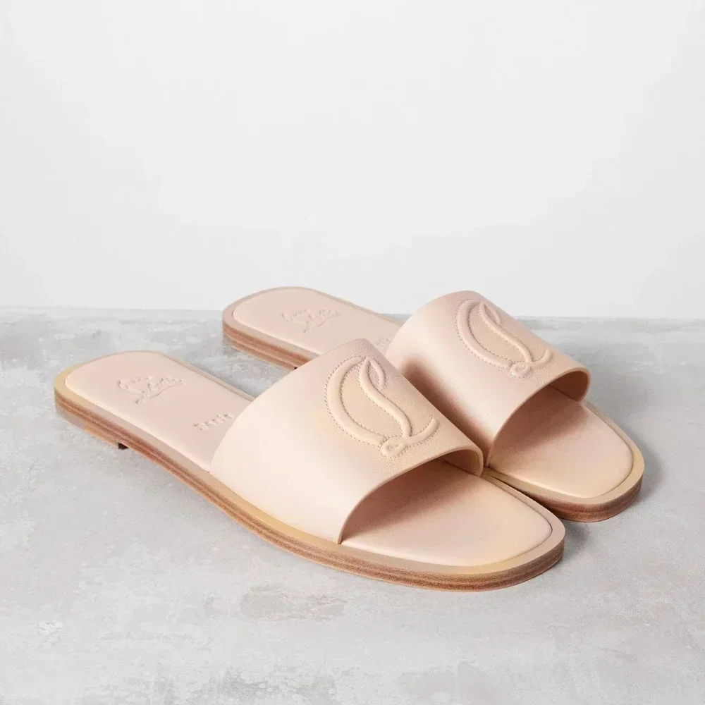 

2024 New European and American Women's Vietnamese Leather Pressure Letter Flat Slippers Wear Sandals Outside The Home Shoes