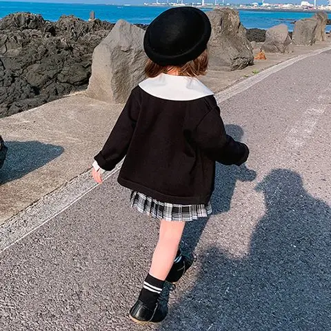 

Демисезонный вязаный комплект для девочек, трикотажный кардиган, пальто, рубашка, плиссированная юбка, комплект из трех предметов, 2024