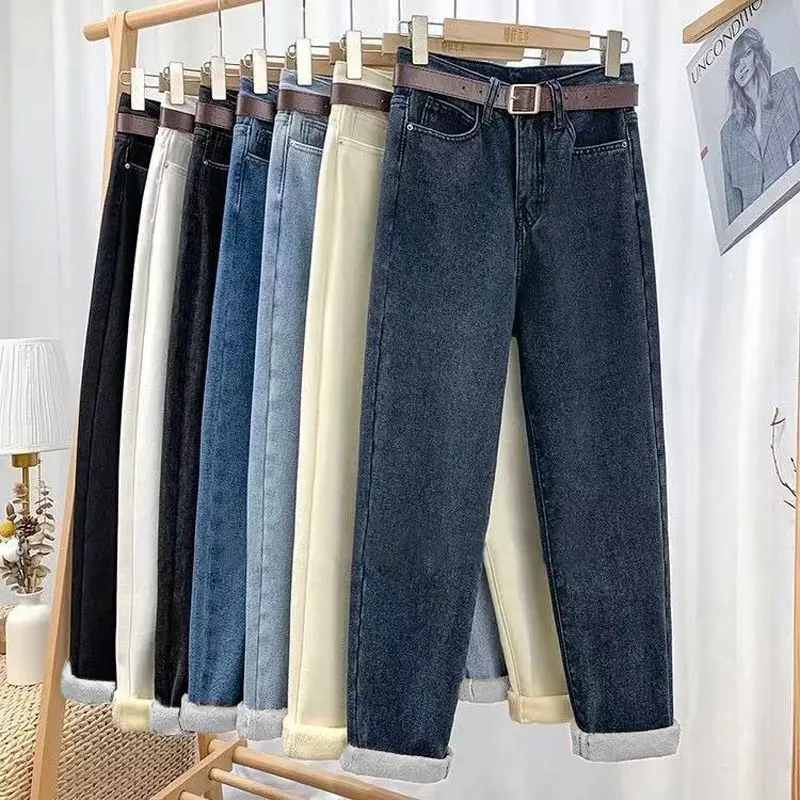 Warme, hoch taillierte Dad-Jeans aus Samt für Damen im Herbst- und Winter-Look. Schlanke, lockere, dicke und weite Beinhosen mit Karotten-Chic – Detail 9