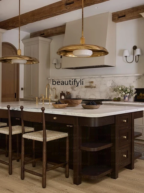 시대를 초월한 우아함과 빈티지 매력의 집을 위한 프랑스 중세풍 섬 테이블과 레트로 의자 세트