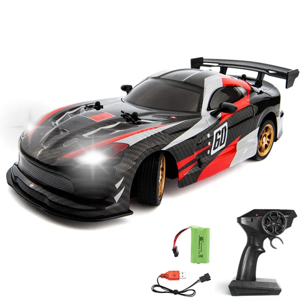 Châssis de la voiture RC JJRC Q116 montrant le moteur 370 et la suspension pour course et dérive.