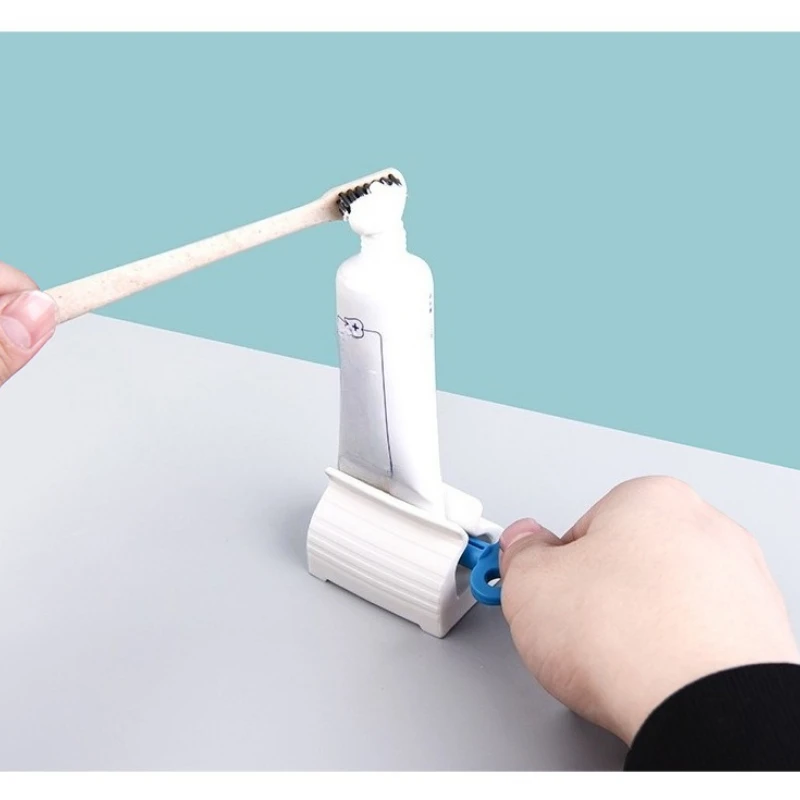 Toothpaste Squeezer 1 Pc Rolling Tube Toothpaste Seat Holder Stand Rotate Dispenser for Bathroom