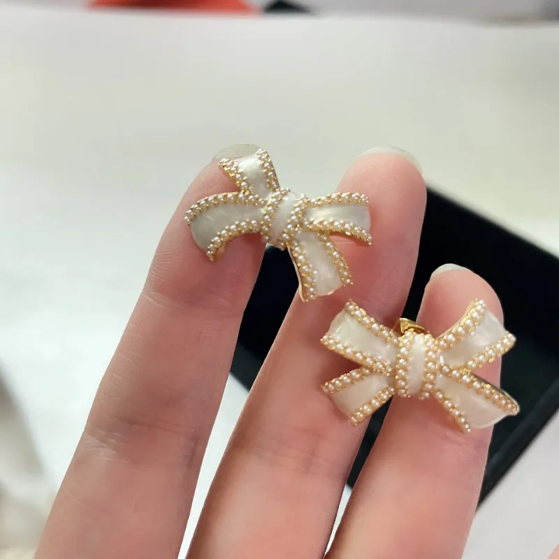 

LONDANY earrings White dripping oil bow stud earrings light luxury sweet cool style stud earrings premium cute earrings