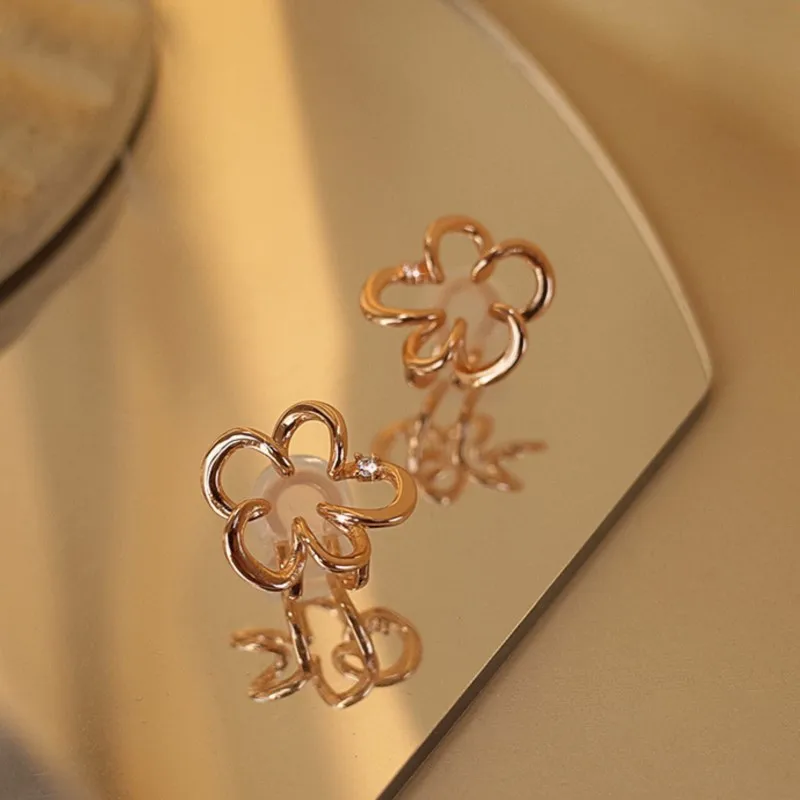 Delicate Hollow out Flower Zircon Clip on Earrings for Women Korean Sweet Ins No Ear Hole Ear Cuff Jewelry Accessories