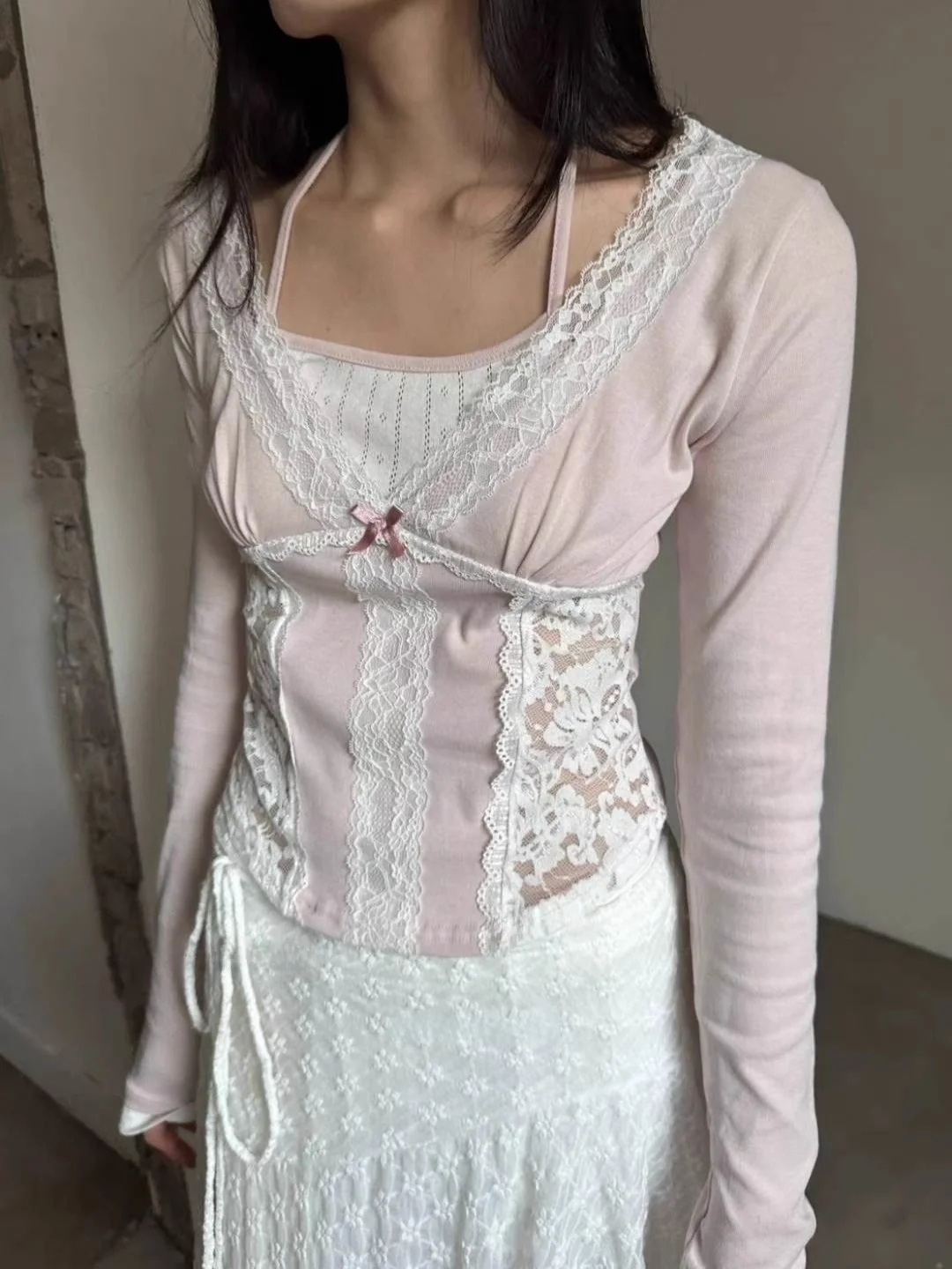 Unique SEI Gentle Lace Long Sve Slim Fit T-irt Korean Sle Pure Desire Soft Ne Hanging Matching Top for Women