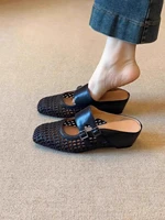 Sabots Tressés de Plage pour Femmes Mules en Cuir Sandales à Talon Compensé Moyen Chaussons Rétro Bout Fermé Chaussures d'Été Élégantes Diapositive Confort 1