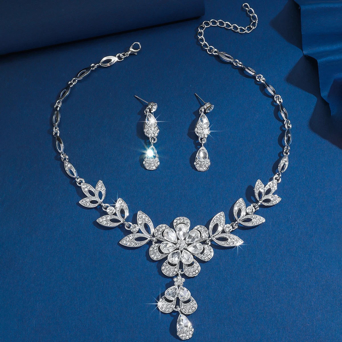 Conjunto de joias romântico com flores e cristais, vista frontal