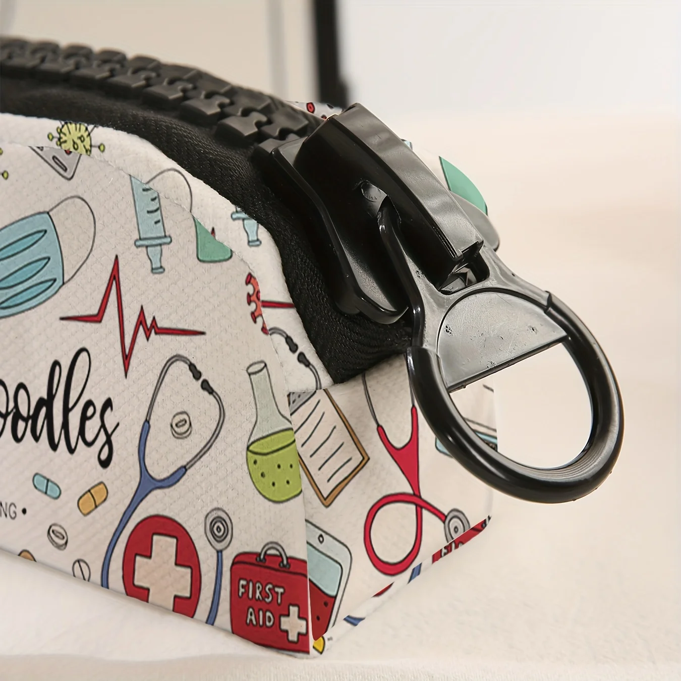1 Stück, großer Reißverschluss für medizinische Versorgung, Muster bedruckt, Make-up-Tasche, großer Reißverschluss, Schreibwaren-Bleistiftbox, geeignet für Schulbedarf – Detail 4