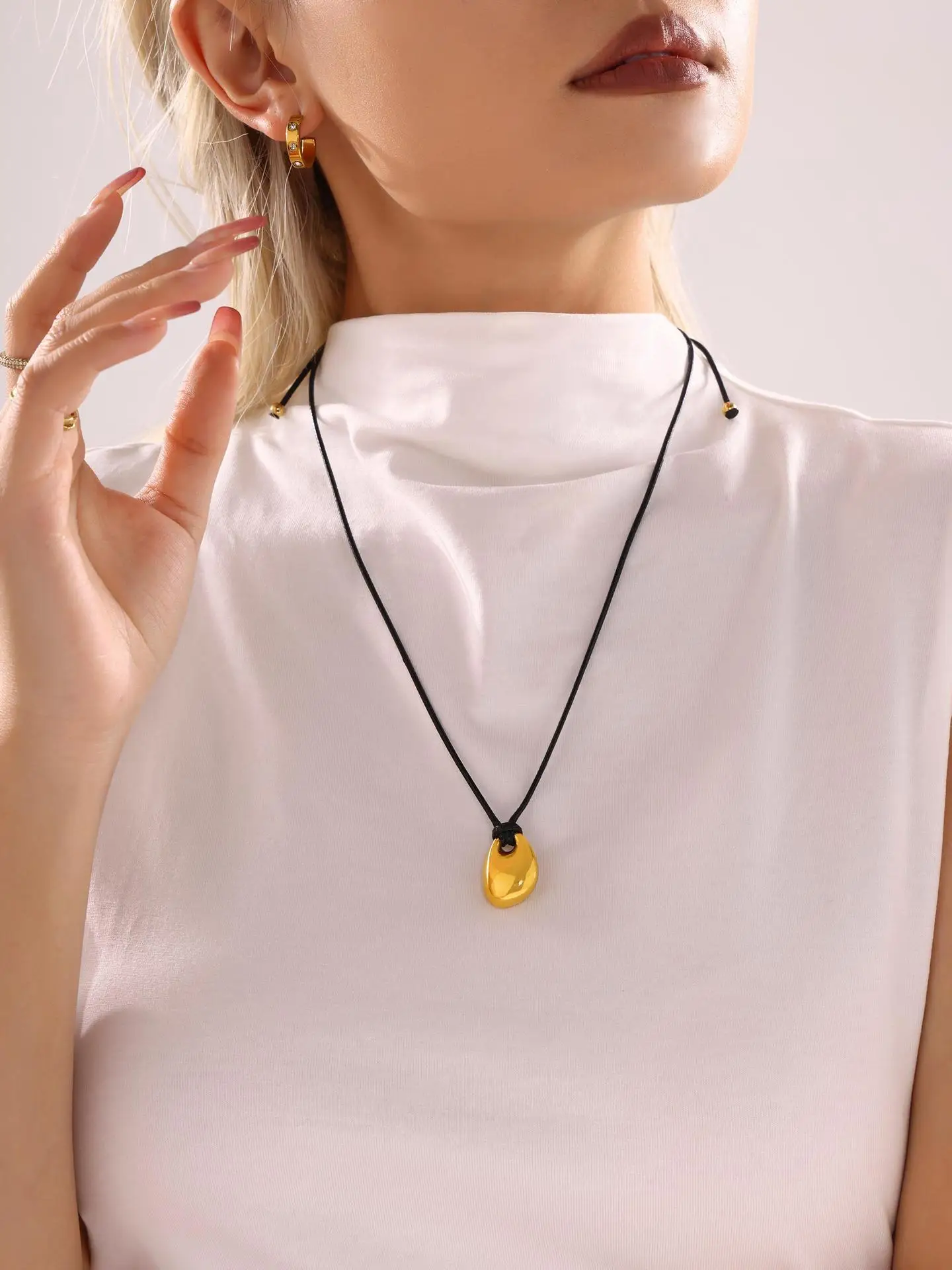 Elegante lange schwarze Seil-Halskette für Frauen, vergoldeter Edelstahl-Anhänger, wasserdichter Pullover-Charm-Schmuck, Geschenk – Detail 2