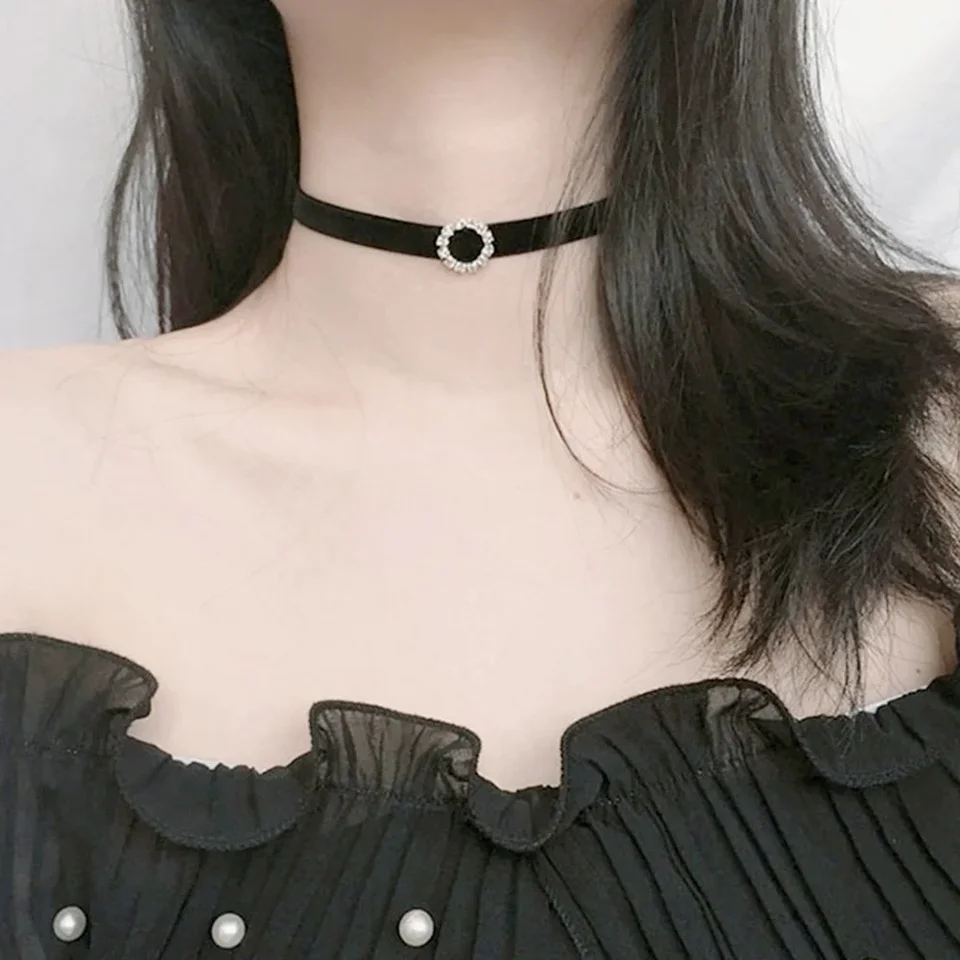 Collana girocollo nera con ciondolo a forma di luna dorata: collana avvolgente in pelle vegana con luna crescente lucida in acciaio inossidabile - Italia