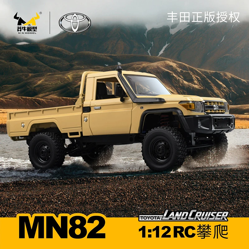 Vue arrière de la voiture RC 1/12 4WD 2.4G MN82, avec détails du châssis et suspension