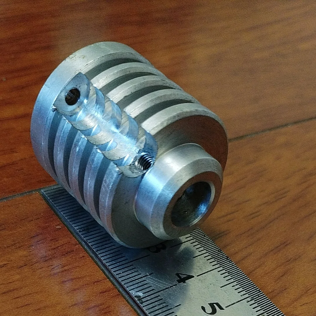 Radiateur pour moteur RC bateau, installé sur un support avec tuyaux de refroidissement