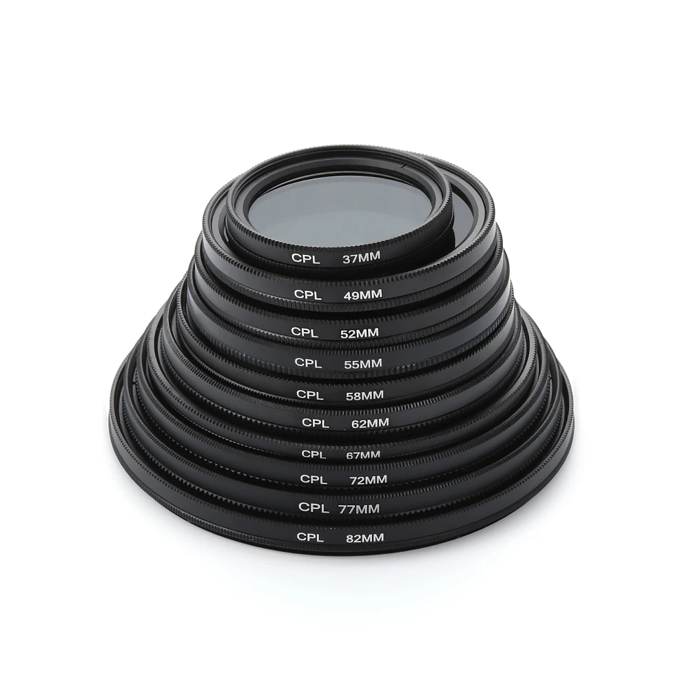 Main tenant un bouchon d'objectif pour GoPro Hero 10, montrant la texture lisse et la protection anti-rayures.