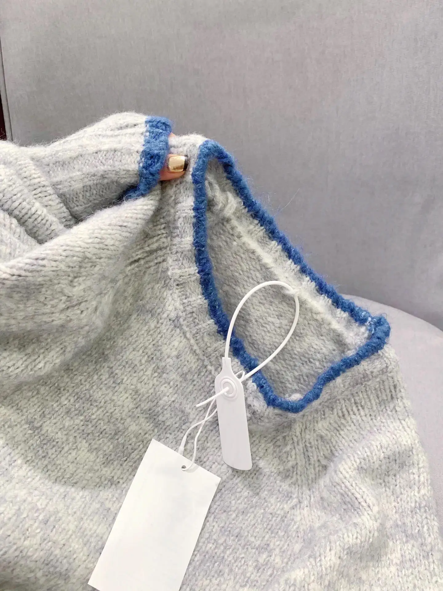 회색 너구리 벨벳 짧은 풀오버 스웨터 여성 가을과 겨울 겨울 유휴 스타일 두꺼운 내복베이스 니트 탑 