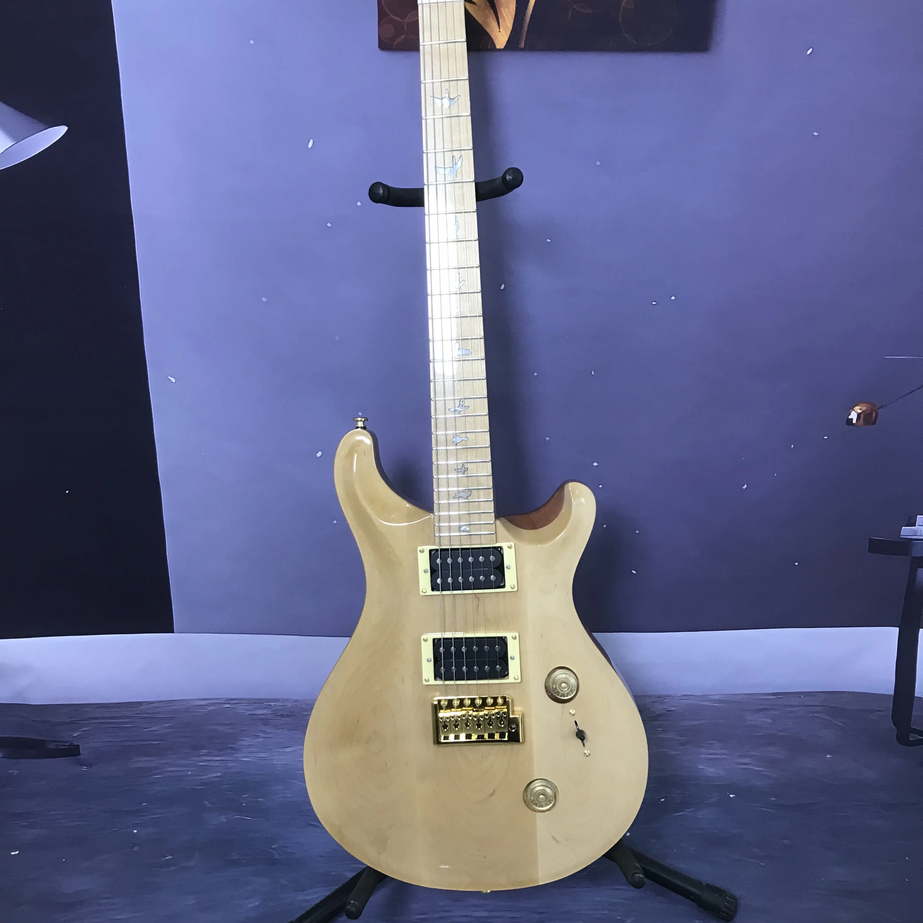 Electric guitar natural color maple wood top bird mahogany body good sound quality in stock