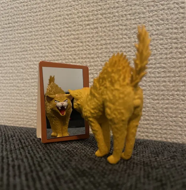 Full-length Mirror VS Cat miniatures from Yell Capsule Toys