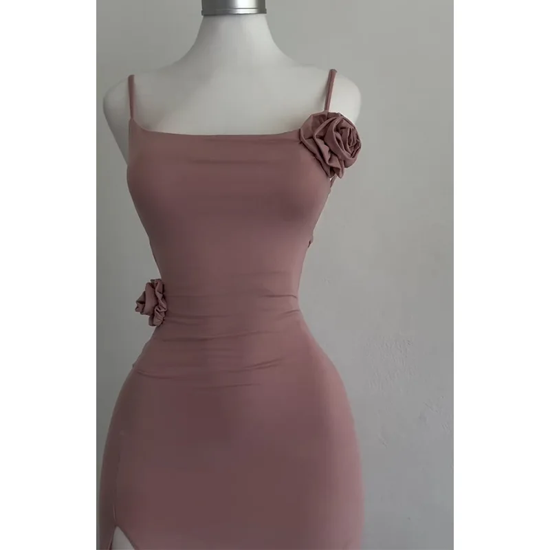 فستان وردي بتفاصيل ورود أنيقة