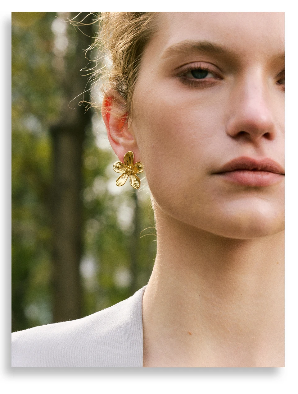 PoisedMe stainless steel flower stud earring – side view