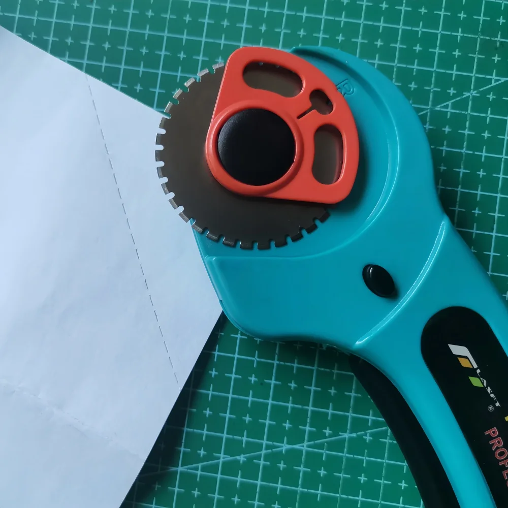 45mm 천공 로터리 커터 DIY 종이 핸드북 커팅 쉬운 찢어짐 물결 모양 레이스 엣지 커팅 도구 (예비 스킵 블레이드 포함)