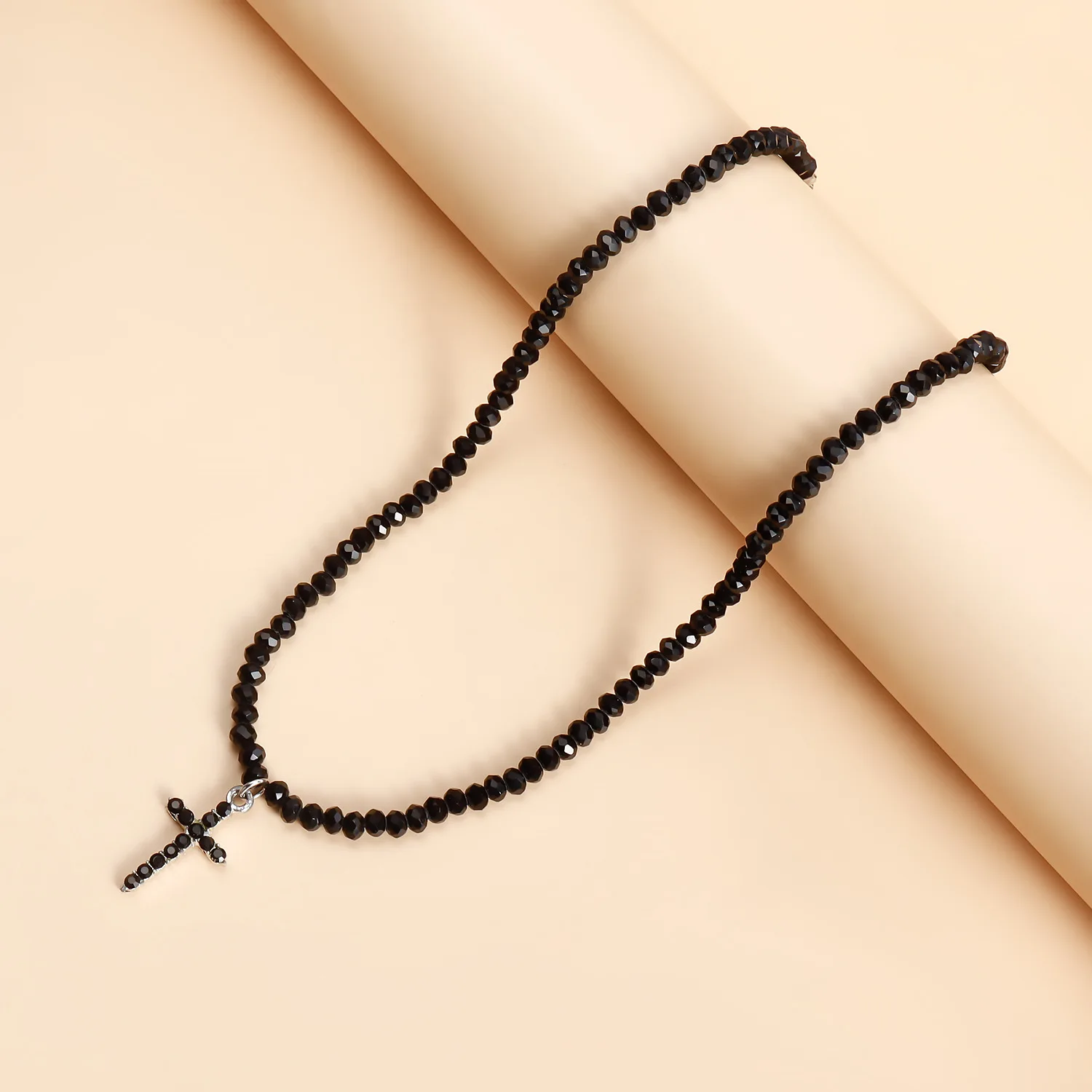 Collana con ciondolo a croce in ceramica: corona in bronzo, catena in pelle, boho unisex - Italia