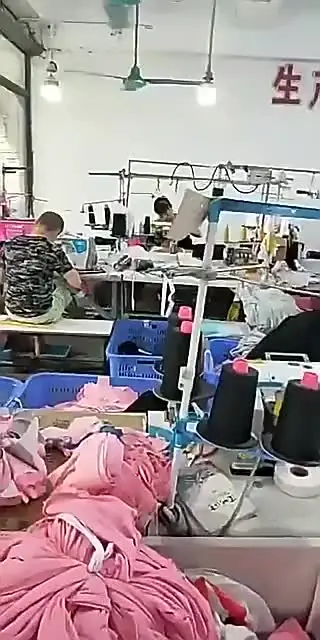 Платье с пышными рукавами и круглым вырезом в стиле ретро
