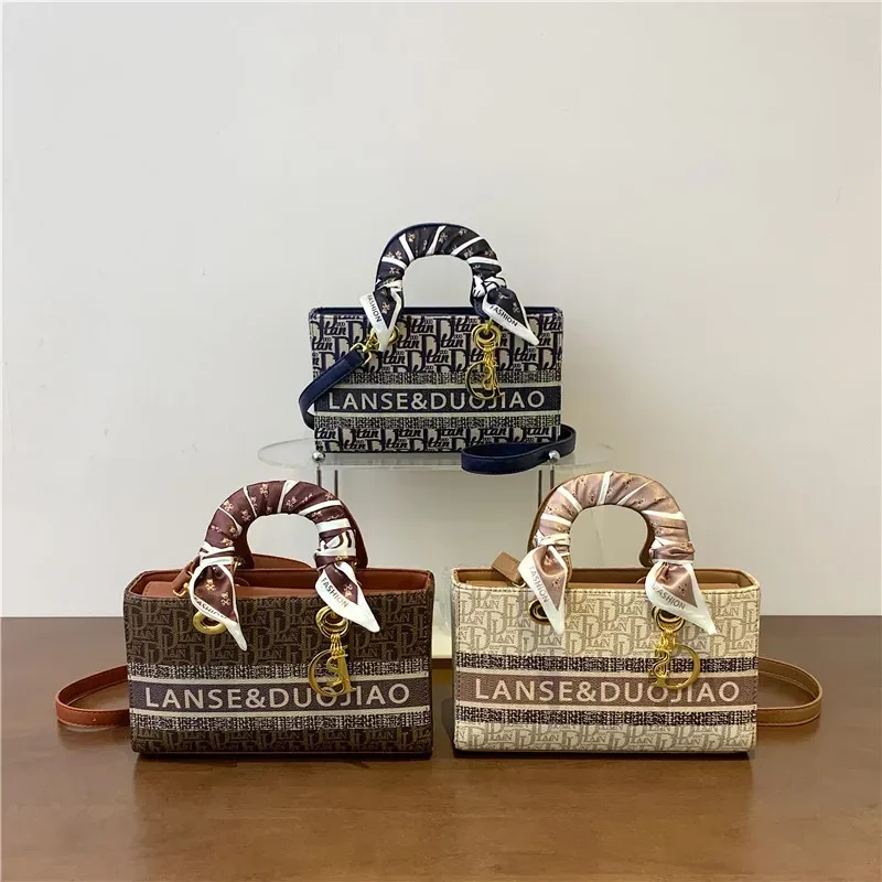 Рисунок 5 - Женская сумка через плечо