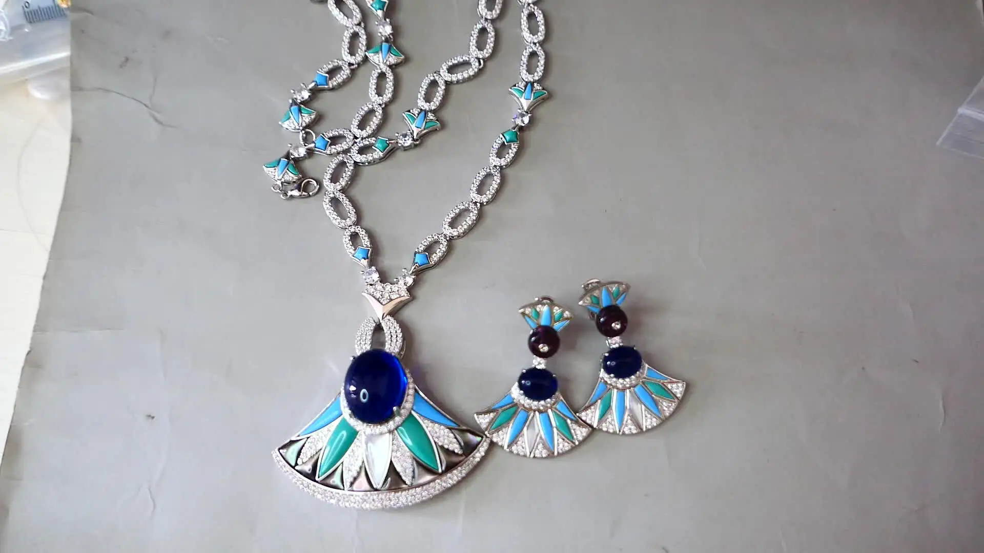 다색 대형 달걀 커트 블루 스톤 녹색 투명석 페인트형 귀걸이 목걸이 백골드 플레이트 디자이너 럭셔리 진주 세트