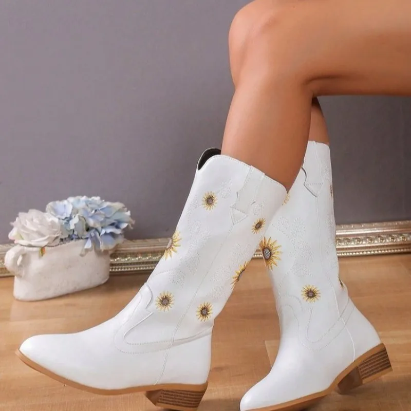 

Женские ботинки без шнуровки, модные современные сапоги с вышивкой, привлекательная женская обувь до середины икры с острым носком, Лидер продаж 2023