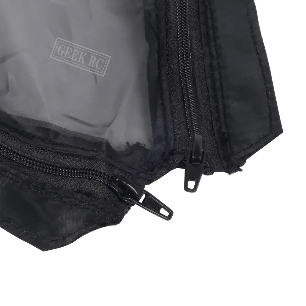 Détail de la fermeture éclair de la housse anti-poussière pour châssis de camion RC 1/10, assurant une protection étanche.