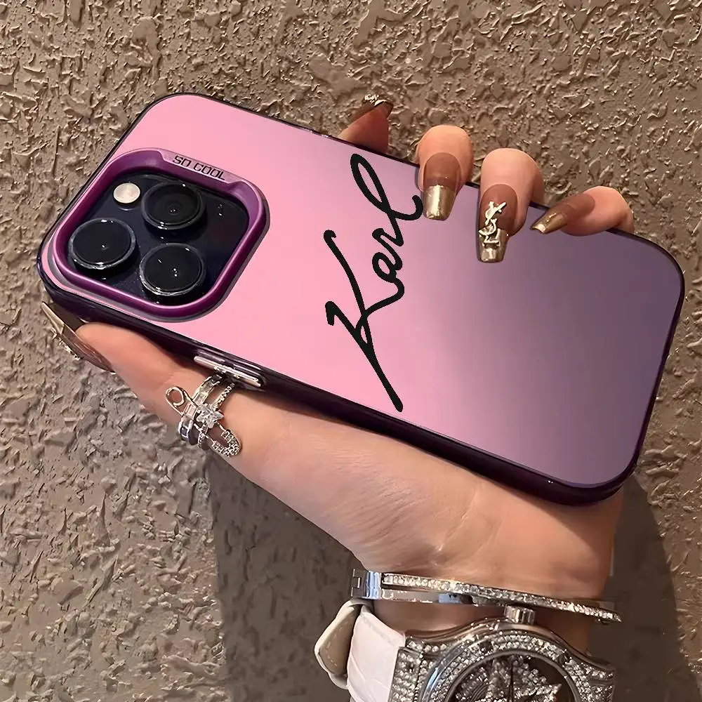 Cartoon Coole K-Karls Süße Katze Handyhülle für IPhone 17 16 15 14 13 12 11 Pro Max Schwarz Lila Matt Laser Metallic Aurora Funda – Detail 9