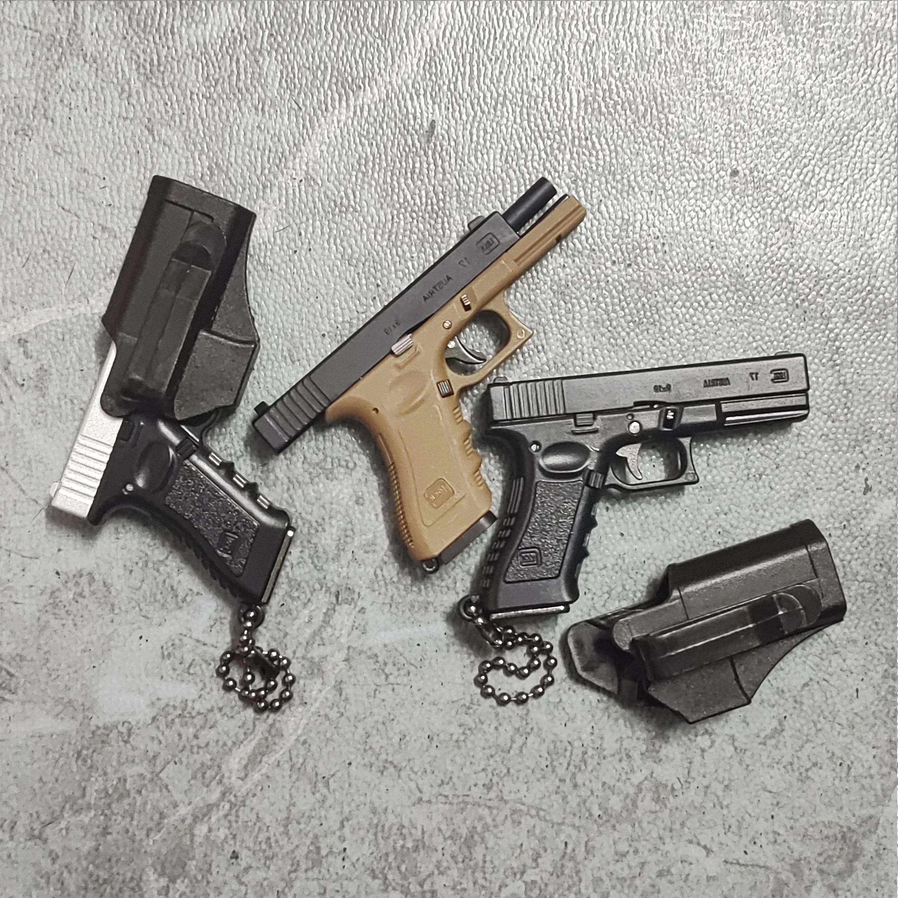 G17 Model Metal 1:3 Mini Gun Detachable DIY Alloy Keychain Pendant Ornaments Children and adult Pistol With Holster 2