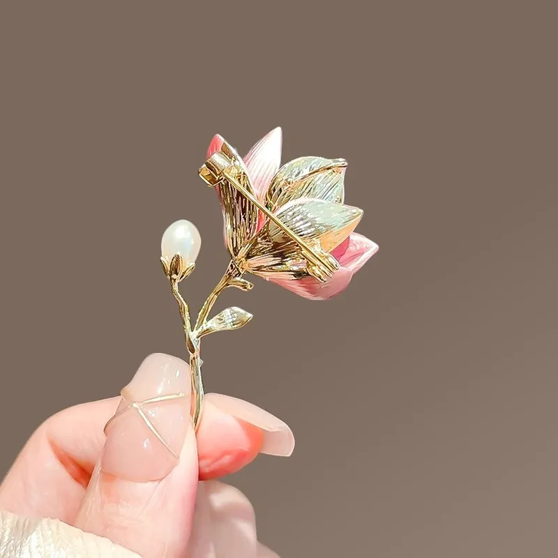여성을위한 절묘한 핑크 퍼플 블루 목련 꽃 브로치 레이디 우아한 액세서리 에나멜 모조 진주 꽃 식물 브로치