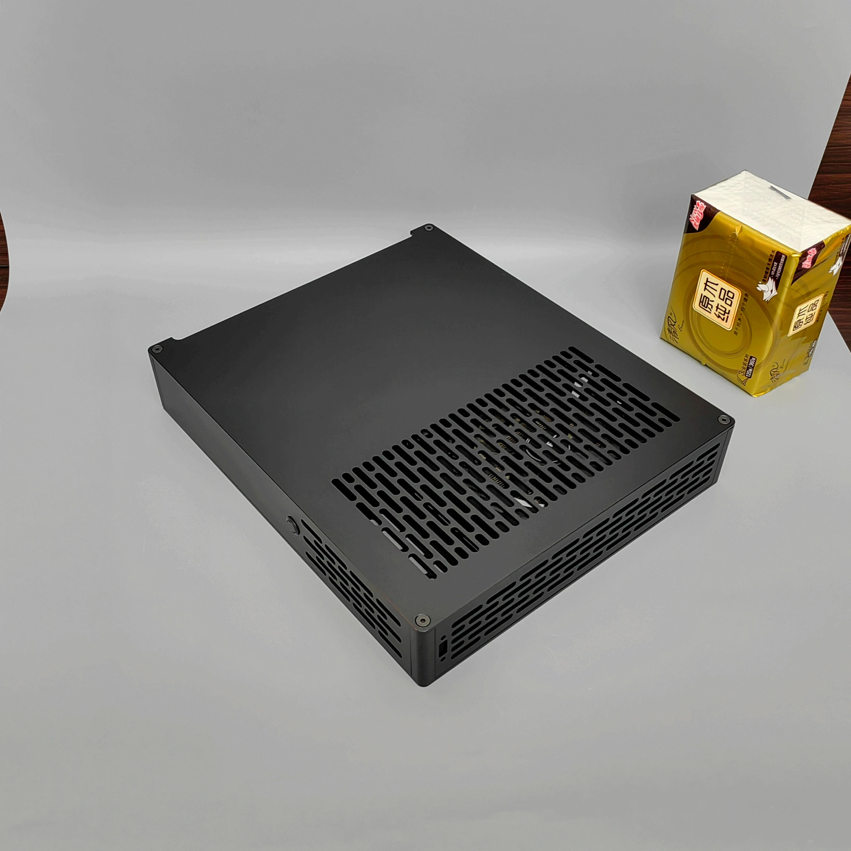 4-liter portable mini ITX tiled small host S35 chassis vertically placed to support dual fan graphics card