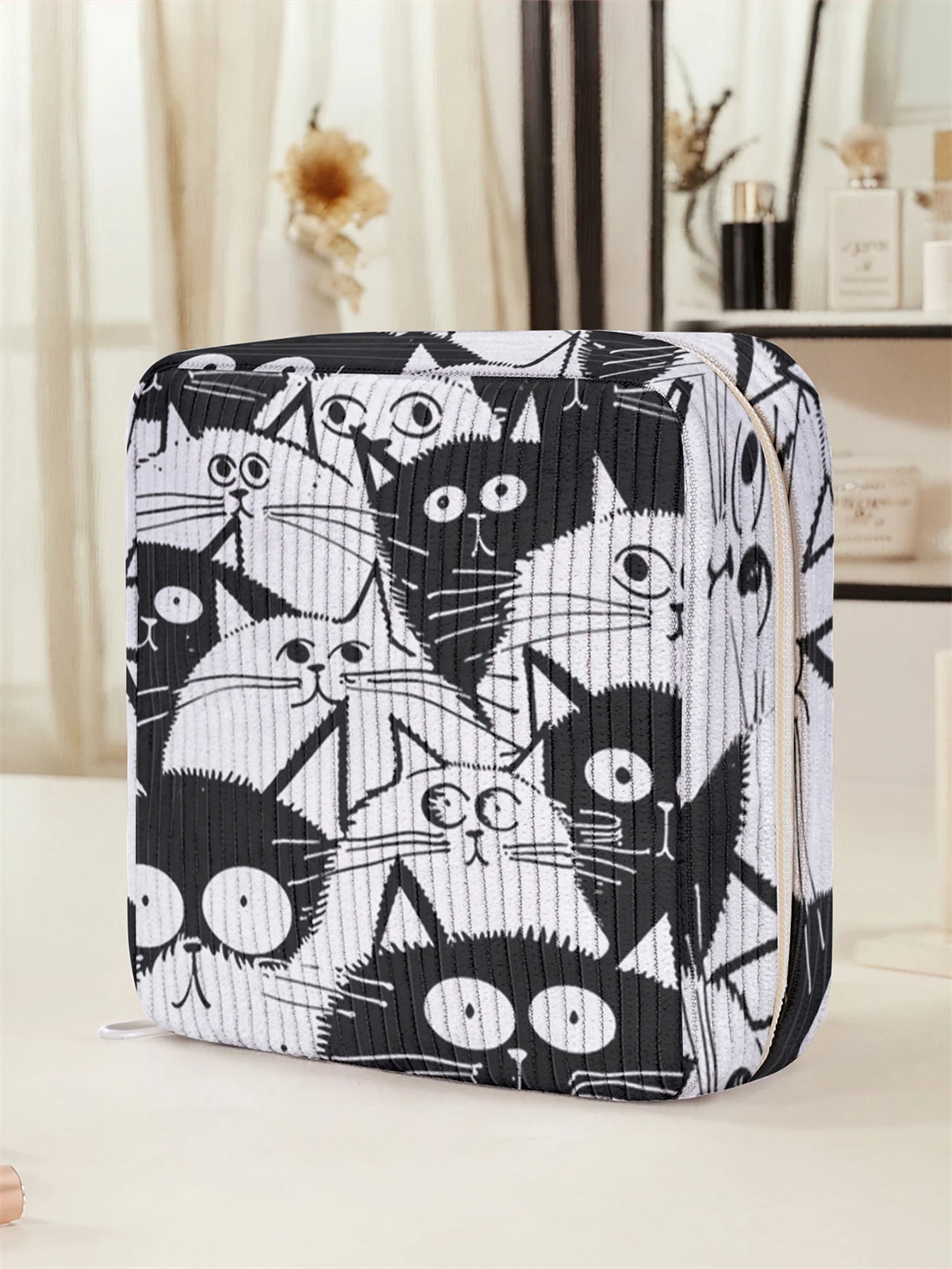 Cartoon cat pattern printed sanitary napkin storage bag, women's lightweight tissue bag, sanitary tissue bag