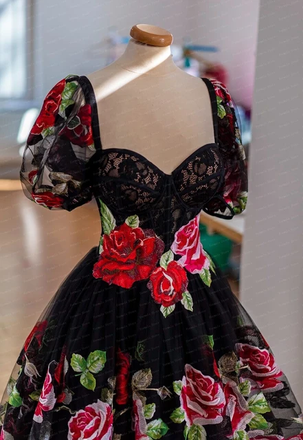 Vestido cóctel negro de tul escote corazón bordado flores