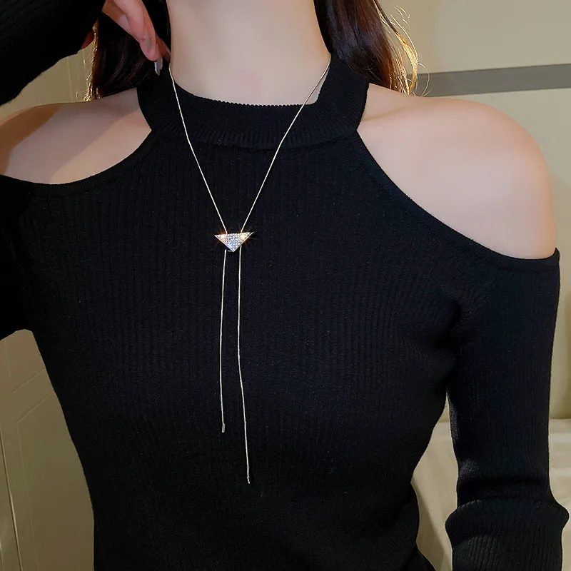 

-Embedded Triangle Pull Necklace Simple Niche Autumn and Winter Sweater Clavicle Chain Necklace Women