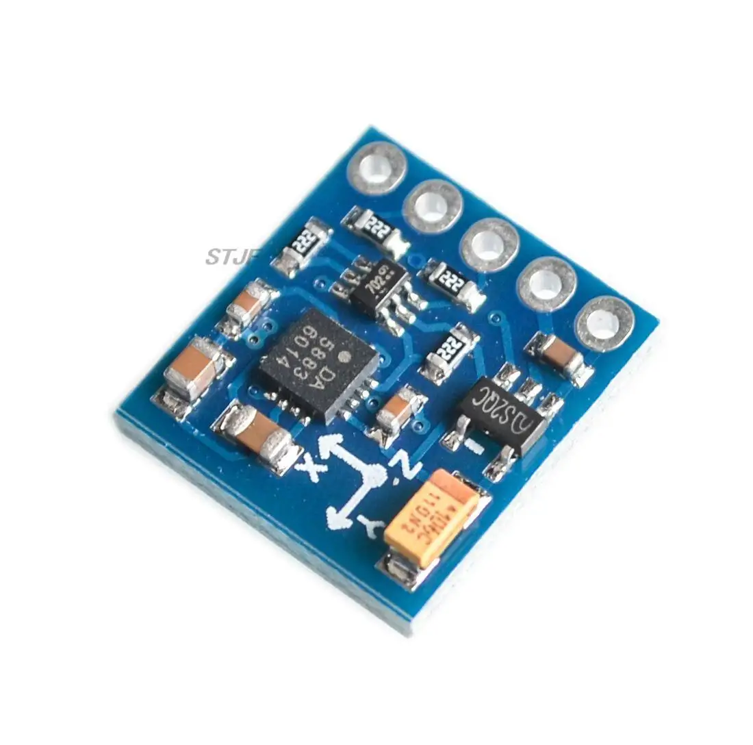 Gros plan du capteur magnétique 3 axes QMC5883L sur le module GY-271, utilisé pour la navigation avec Arduino.