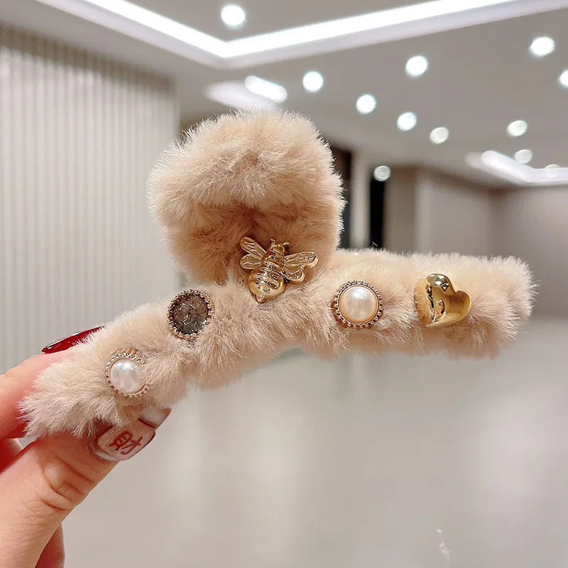 1PC Plush Heart Hair Claw - Autumn Winter Fuzzy Hair Clip For Women, Trendy Hair Accessory