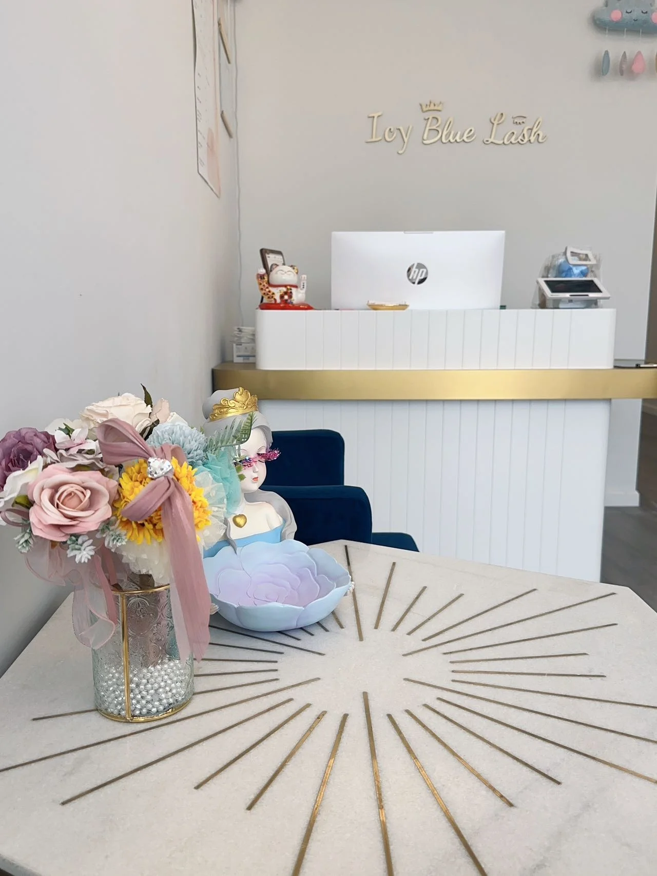 USA CA UK AU GER Local Stock Modern beauty shop spa white front counter desk wooden gold frame salon reception desk luxury
