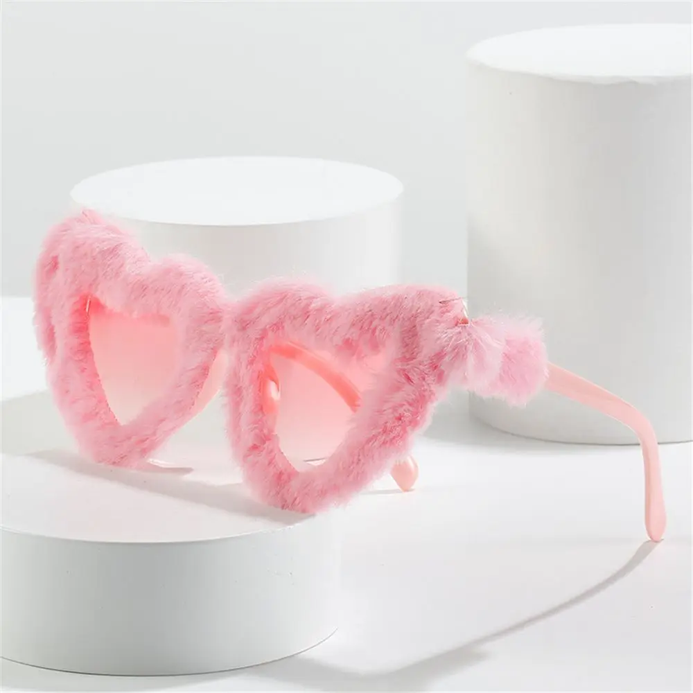 

Accessories Clout Goggle Women Love Heart Sunglasses Eyewear Ladies Shades Heart-Shaped Sunglasses Plush Decor Sunglasses