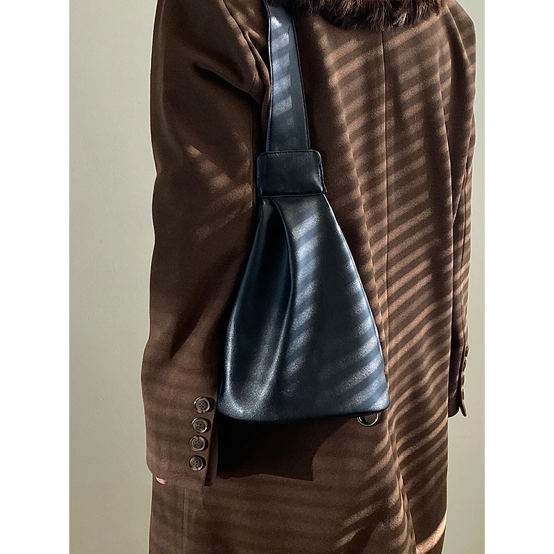 Trendy Unisex Bucket Crossbody Bag Stylish Simple Design Chest Sling Pouch Modern Urban Commuter Shoulder Bag for Everyday Carry