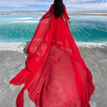 Robe en soie rouge élégante femme plage été 2025 fluide
