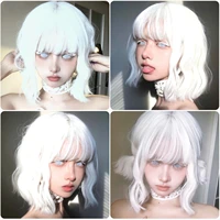 Perruque synthétique courte bouclée ondulée blanche, perruque Lolita blanche avec frange pour femmes, fête de Cosplay naturelle Halloween résistante à la chaleur 6