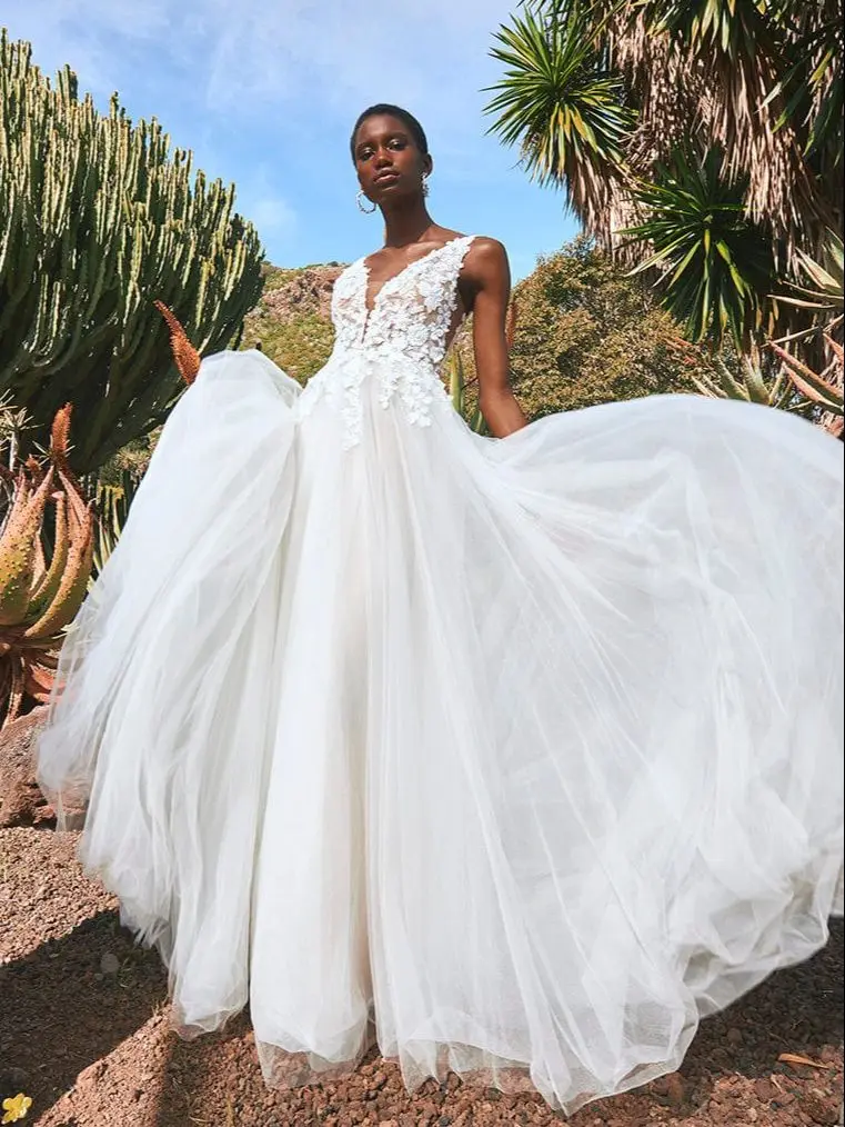 

Classic A-Line Lace And Tulle Wedding Dress Deep V-Neck Floral Appliques Bridal Gown Backless Sleeveless Robe De Soriee