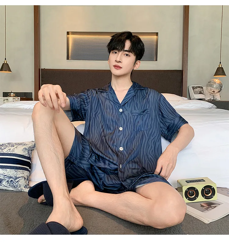 새로운 남성 여름용 얇은 아이스 실크 반팔 반바지 잠옷, 십대들이 집에서 입을 수 있는 홈웨어 세트