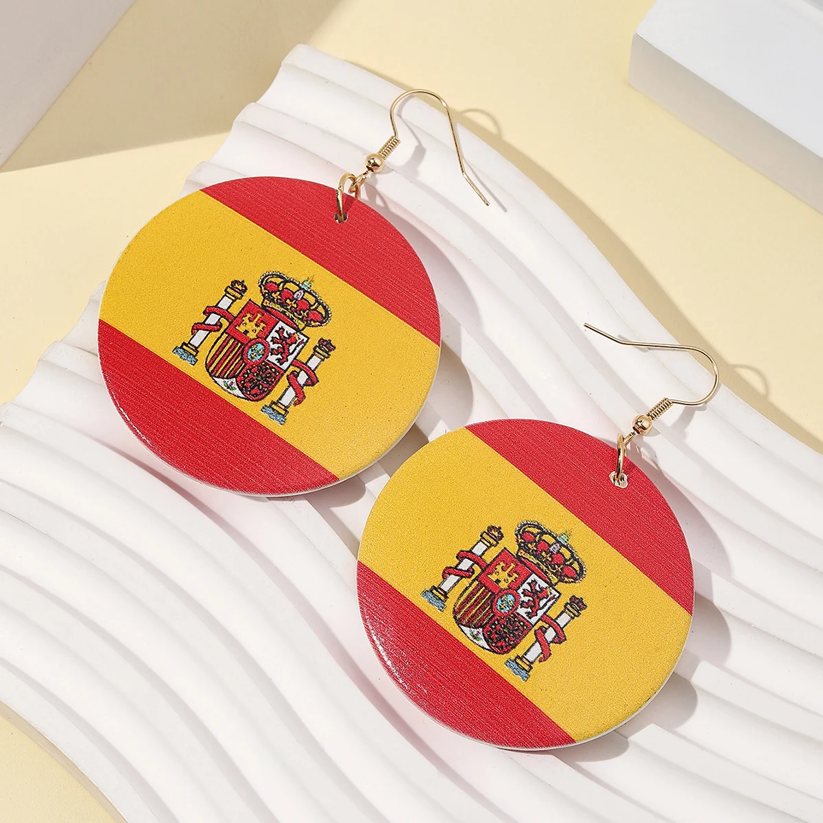 Женские круглые серьги-подвески с испанским флагом и деревянным принтом
