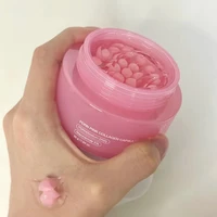 Crème en capsules de collagène rose infusée de nicotinamide, un produit hydratant pour le visage, utilisé pour lutter contre les rides et hydrater la peau. 5