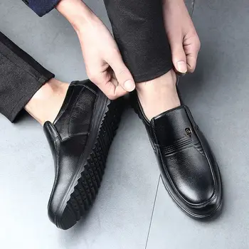 Nuove scarpe da uomo in pelle nera Stivaletti da uomo classici slip-on neri Casual Business Work Scarpe di lusso Marche di alta qualità Saldi 1