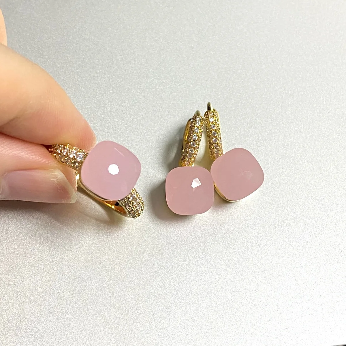 

Комплект женских ювелирных изделий из кольца и сережек, с инкрустацией из фианита, 30 цветов