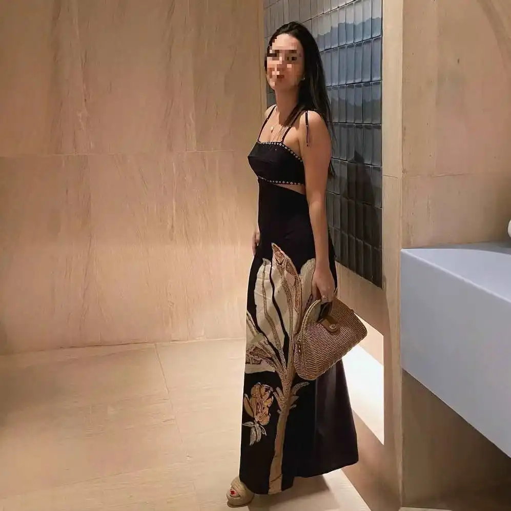 فستان أسود بنقشة فنية أنيقة